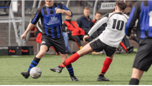 Voetbal: JVC wint uit met 1-2 in Enkhuizen