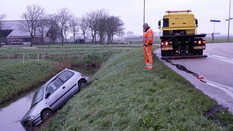 Auto te water in Warmenhuizen