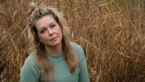 Lucie van den Oever in Met de deur Open