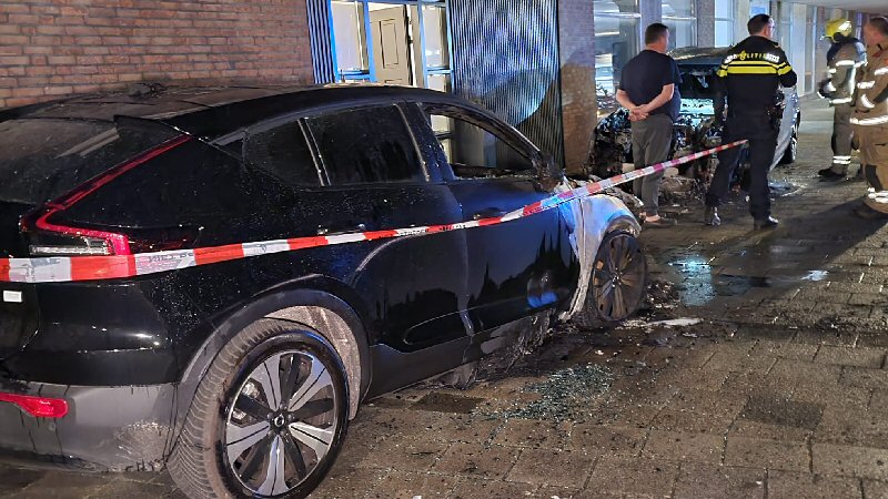 Twee auto’s uitgebrand in Den Helder