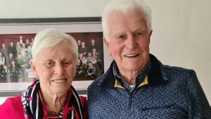 Corrie en Bienes Feijen in Met de deur Open