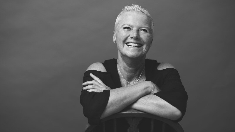 Schrijfster Karin Bijl in ‘Met de deur Open’