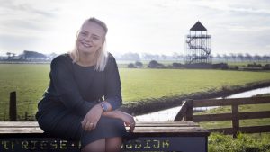 Puck de Nijs in Met de deur Open  