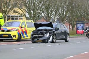 Auto’s zwaar beschadigd bij kop-staartbotsing Verfailleweg in Den Helder