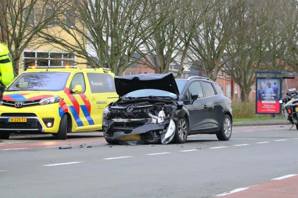 Auto’s zwaar beschadigd bij kop-staartbotsing Verfailleweg in Den Helder