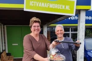 Dagbesteding Het Groene Huijs krijgt laptop door De Uitdaging