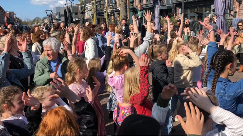 Flashmob opent 10 jaar Markt18
