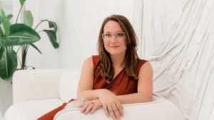 Eveline Broekhuizen in Met de deur Open