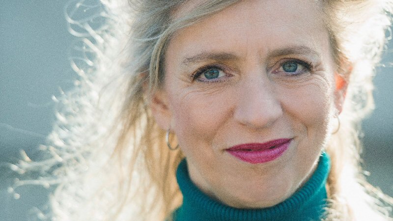 Schrijfster Suzanna Jansen in De Luxe