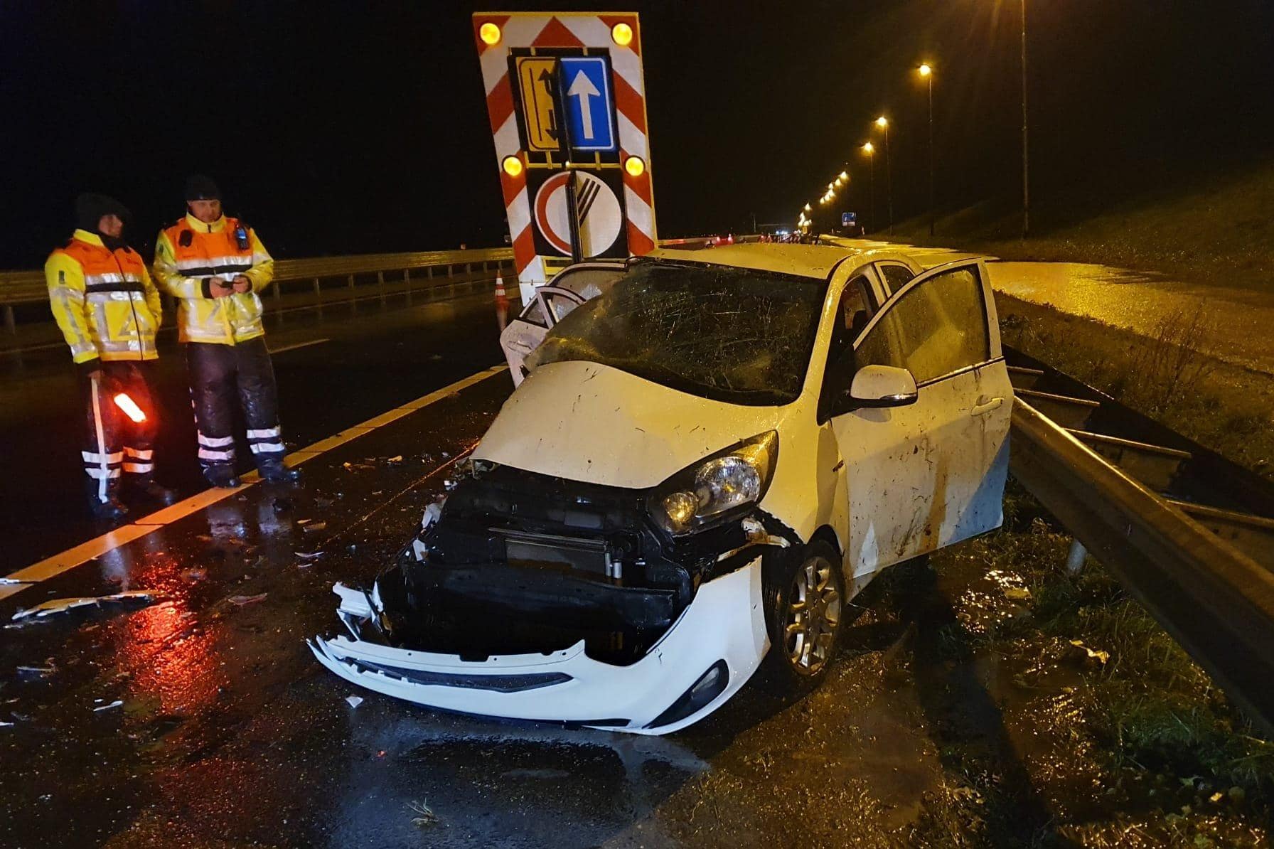 Op een spekgladde Afsluitdijk meerdere auto’s betrokken bij aanrijdingen