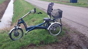 Oudere man op fiets komt hard ten val na voorrangsfout in Hollands Kroon