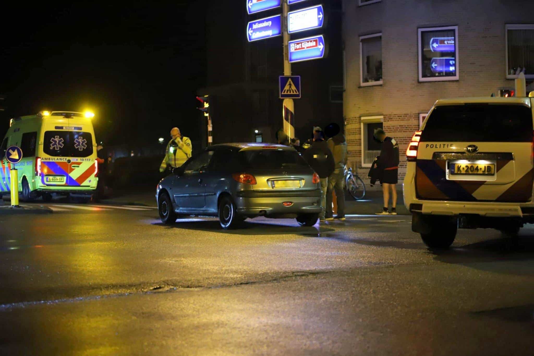 Fietser komt ten val na tik van auto