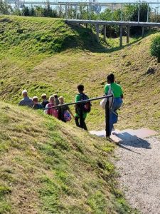 Scholieren op Kornwerderzand voor berging Lancaster