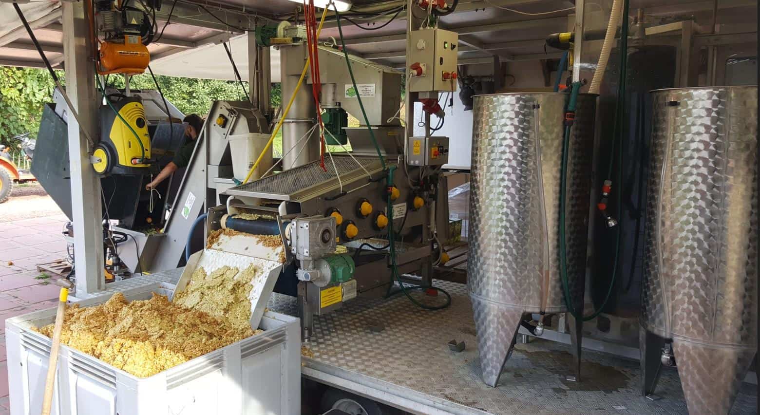 Oogstfair en fruitsap persen in museum Jan Lont