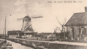 Foto’s kijken in het Zijper Museum