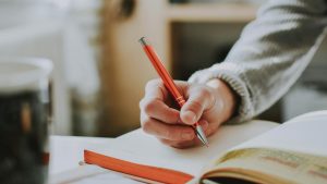 Femke Kegel geeft een schrijfworkshop