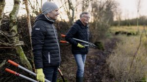 Samen de handen uit de mouwen in de natuur