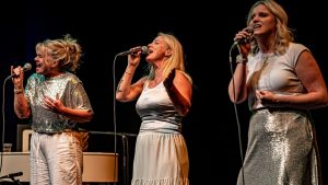 Close Harmony-groep Change in De Luxe