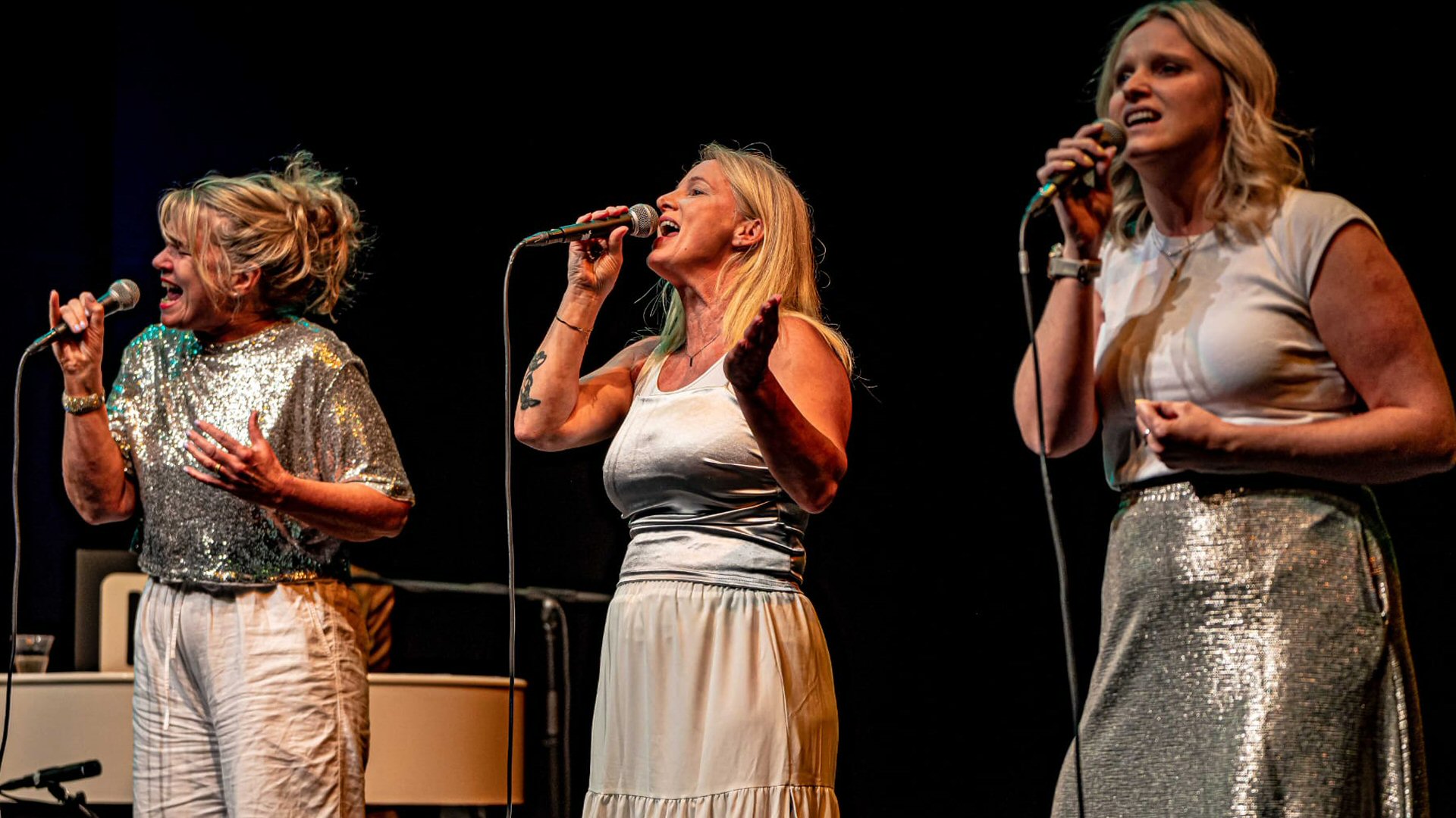 Close Harmony-groep Change in De Luxe