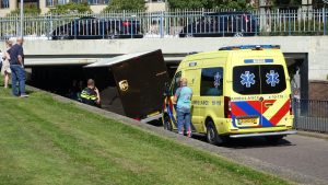 Bestelbus vast onder tunneltje in Den Helder