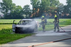 Auto vliegt in brand op de Waardweg in Slootdorp