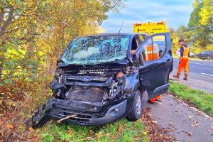 Bestelbus total loss na botsing met vrachtwagen op N242