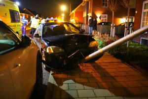Automobilist botst tegen lantaarnpaal in Anna Paulowna (update)