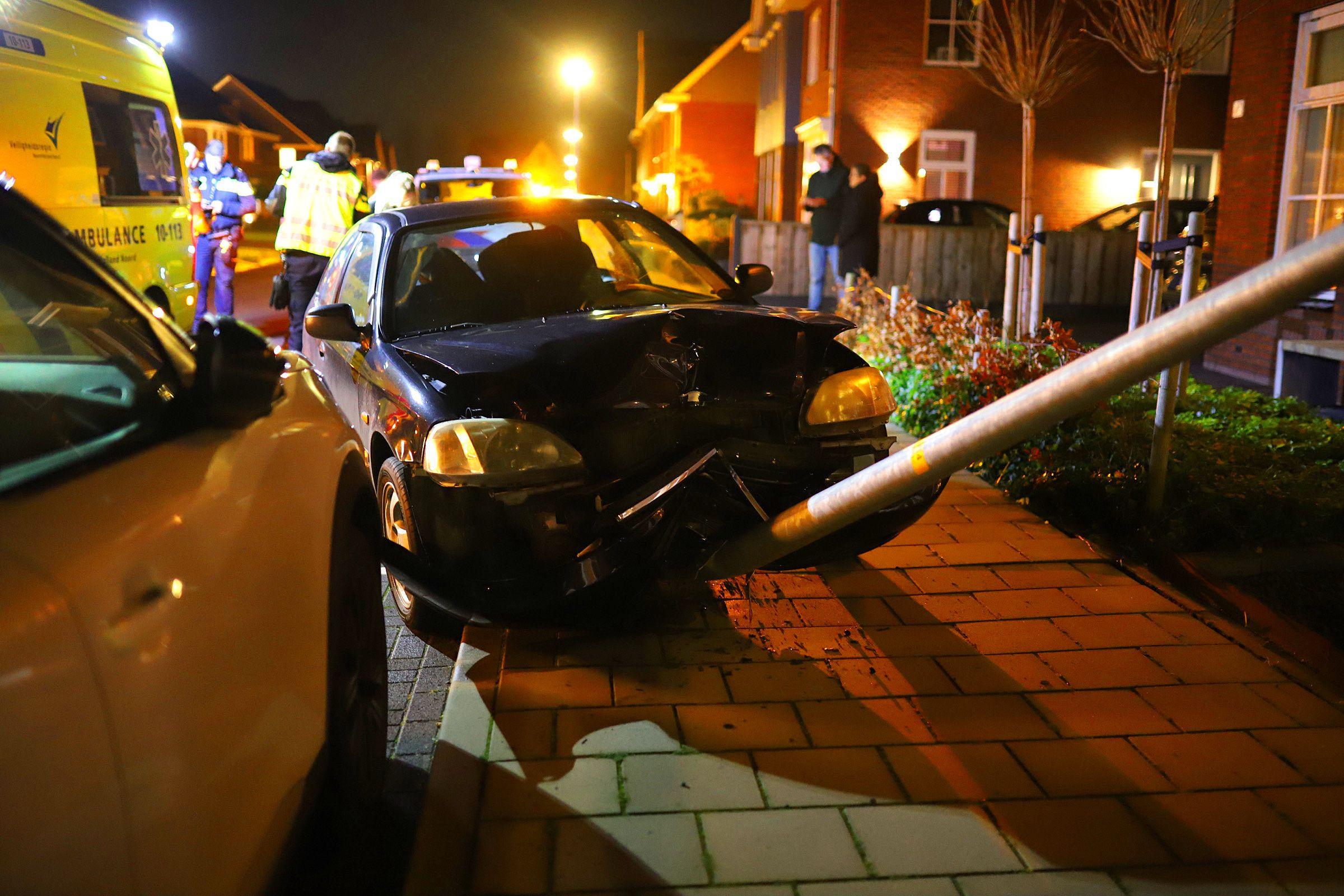 Automobilist botst tegen lantaarnpaal in Anna Paulowna (update)