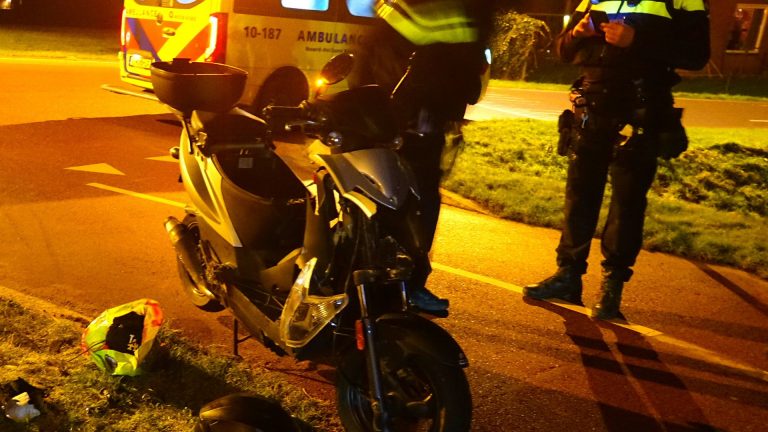 Scooterrijder klapt op paal in Zijdewind