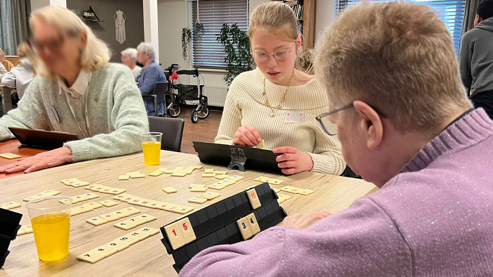 Julianaschool speelt spelletjes bij Magnushof