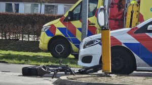 Fietser aangereden op rotonde, twee gewonden