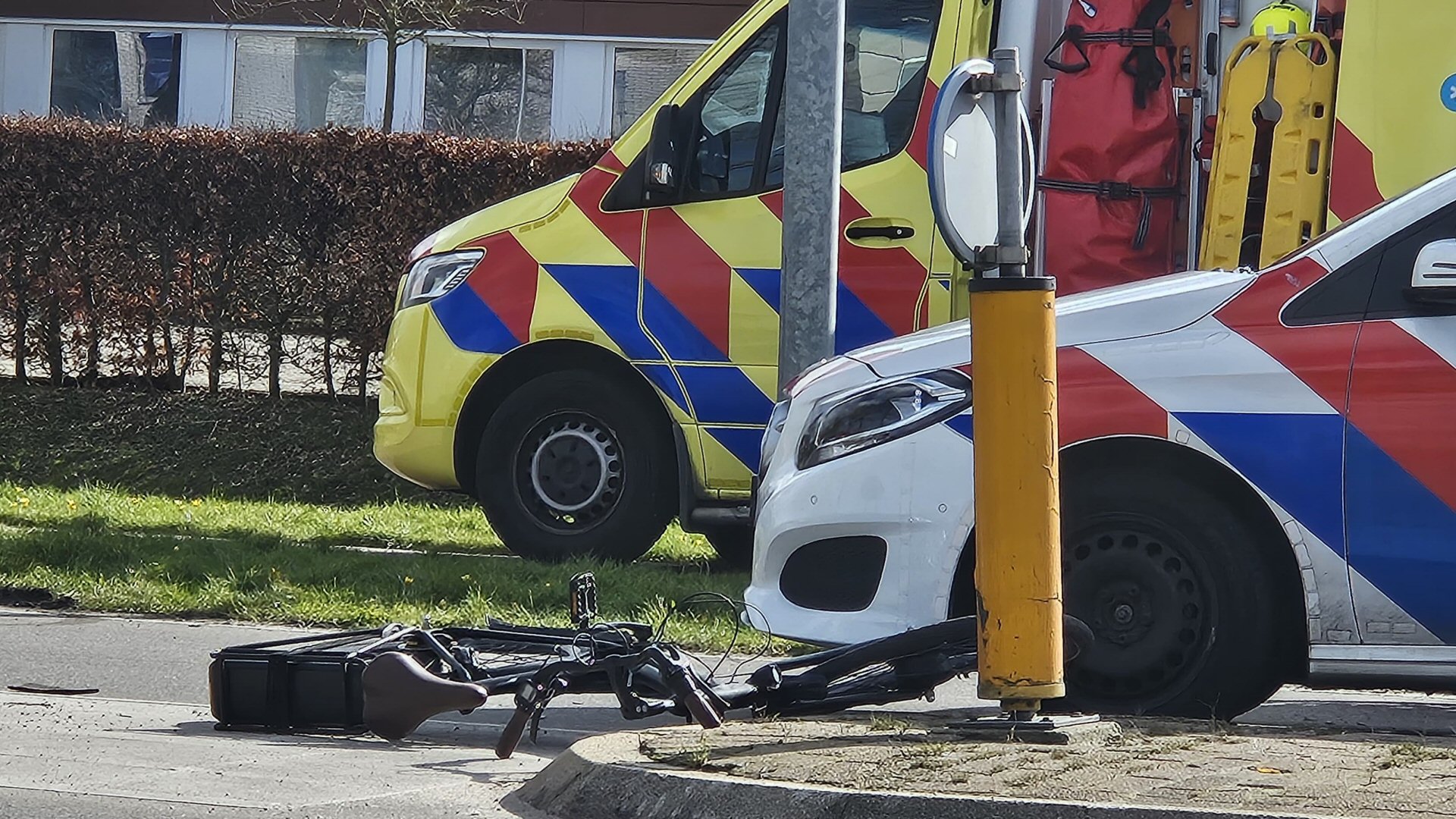 Fietser aangereden op rotonde, twee gewonden