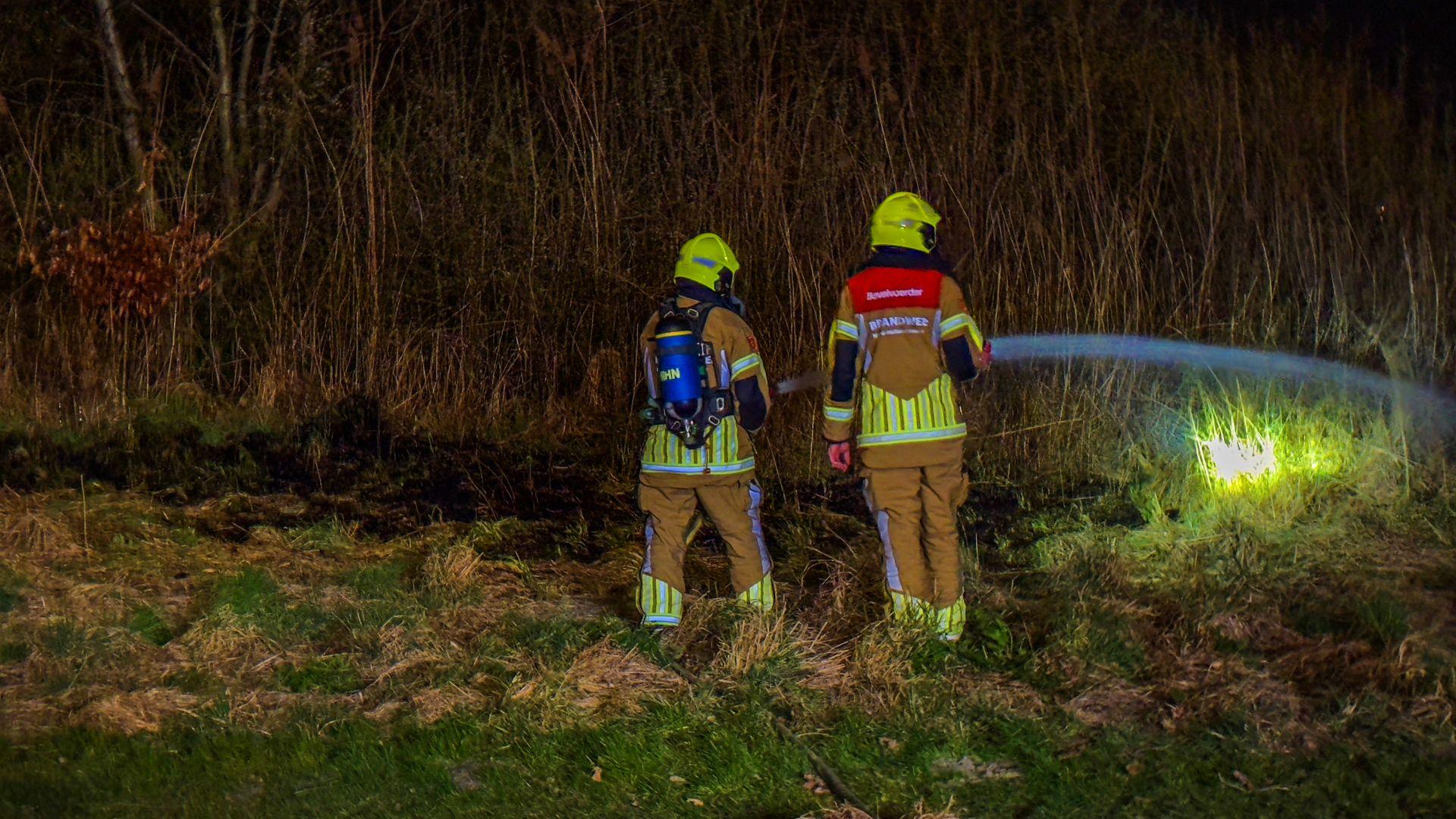 Twee branden achter flat: vermoedelijk brandstichting