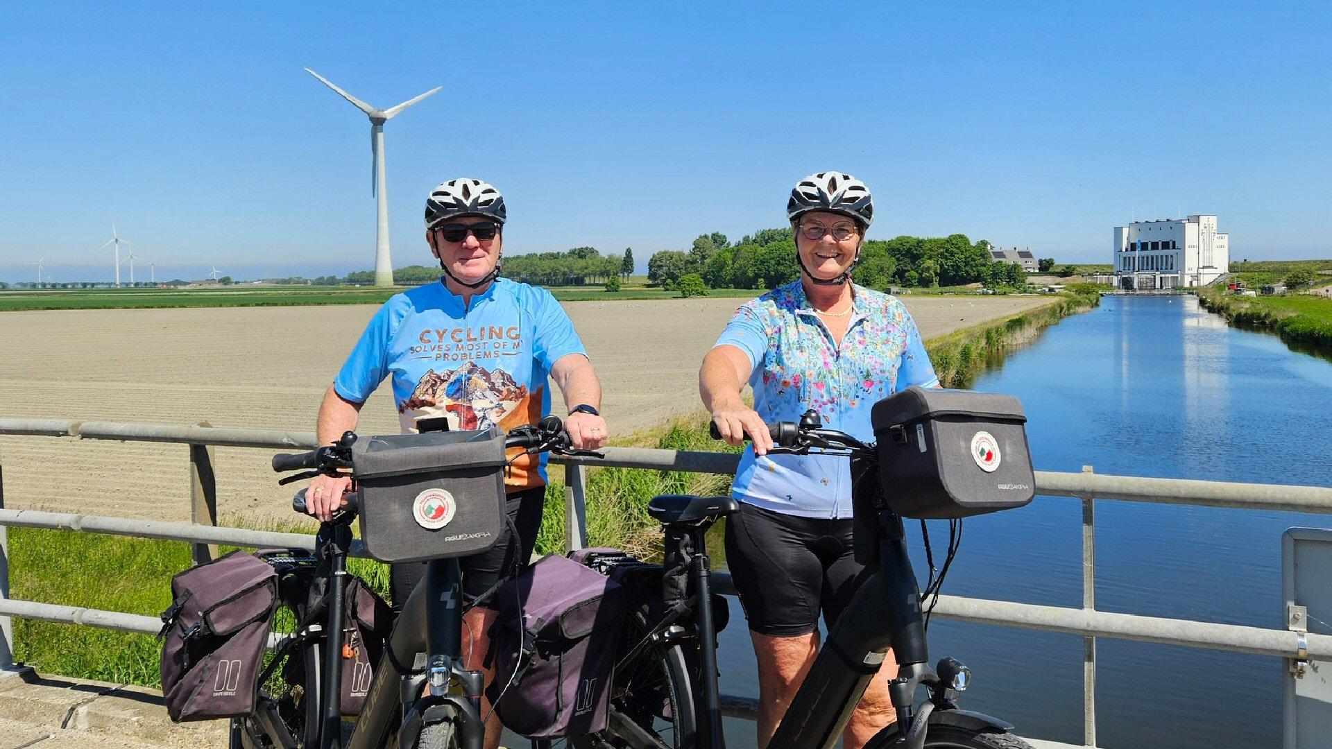 Stel uit Den Oever fietst 2700 kilometer naar Rome voor hospice