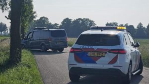Busje tegen boom gereden in Sint Maarten
