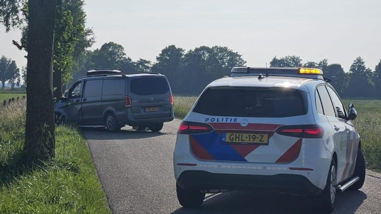 Busje tegen boom gereden in Sint Maarten