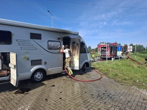 Brandweer rukt uit voor camper die in brand staat