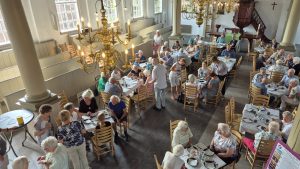Frietmiddag in kerk brengt ouderen samen