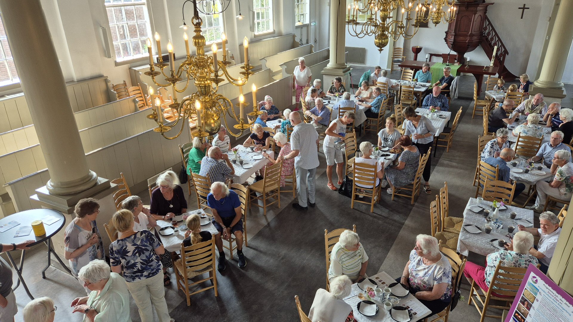 Friet tussen de kerkbanken in Schagerbrug
