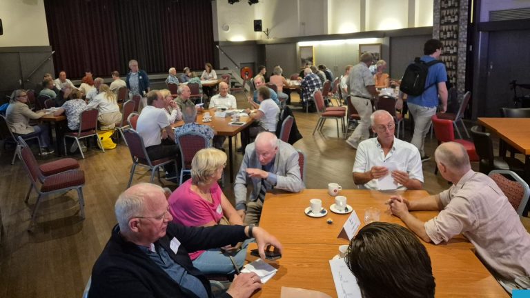 IJsbaan en migrantenhotel in de schijnwerpers