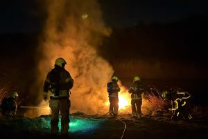 Buitenbrand vlakbij scouting geblust door brandweer Den Helder