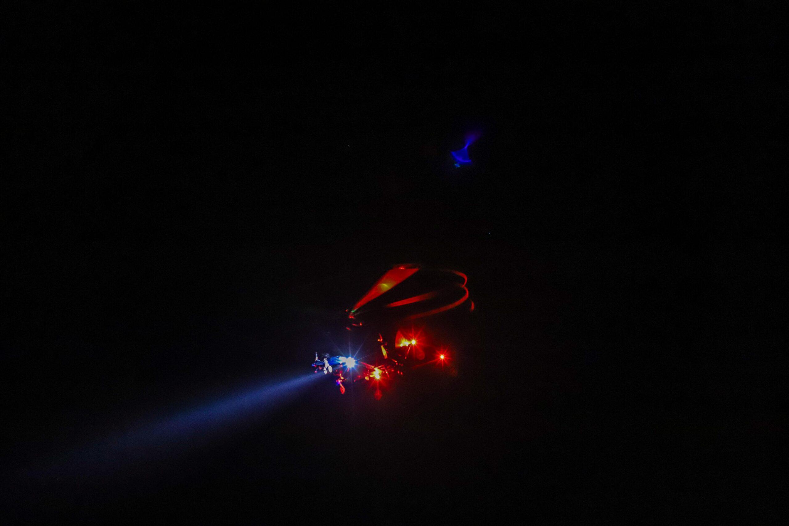 Politiehelikopter haalt hondengeleider en hond op om te ondersteunen bij vermissing op Texel