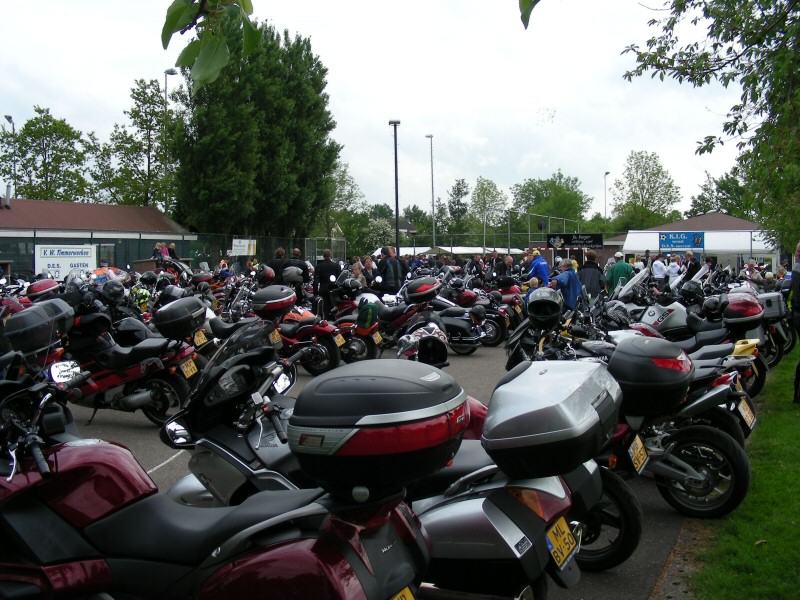 Motoren op voetbalveld Sint Maarten
