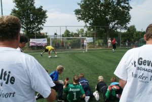 85 keepers krijgen les