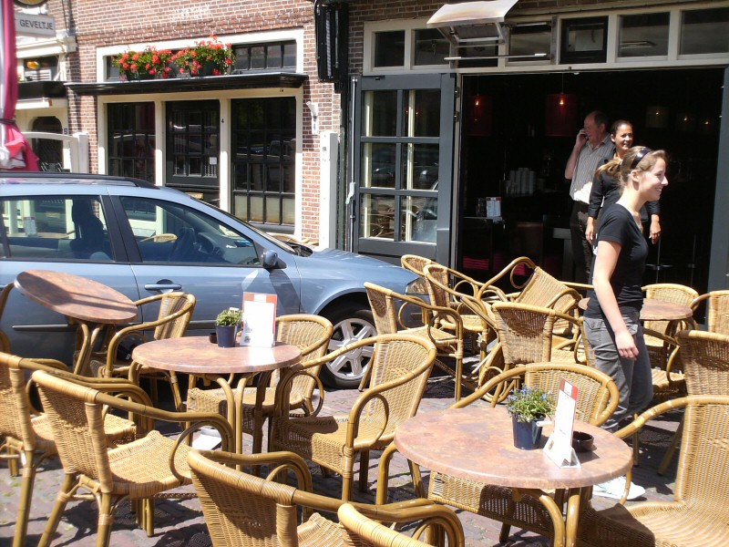 Auto rijdt terras ’t Geveltje op