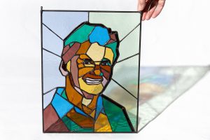 Uniek glas-in-lood portret van bekende Wieringer dingt mee in prestigieuze portretwedstrijd