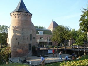 Pontons geplaatst voor Slotgrachtconcert