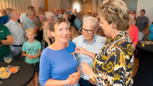 Oranje lintje voor mevrouw Ligthart-Rentenaar