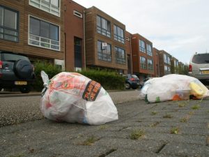 Veel plastic afval blijft liggen