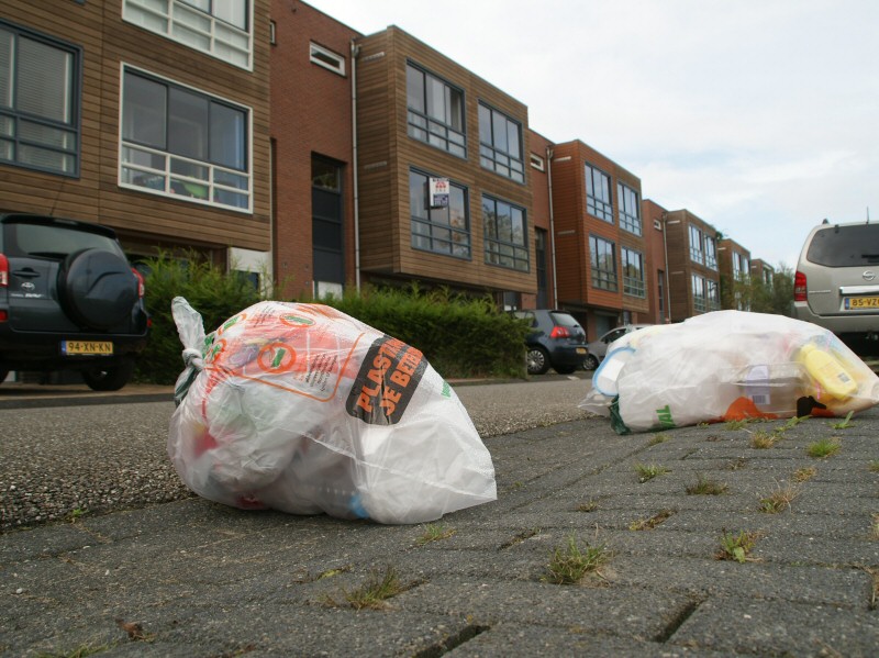 Veel plastic afval blijft liggen